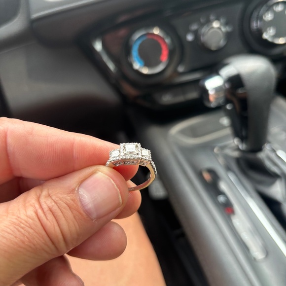 Engagement ring - Picture 1 of 2